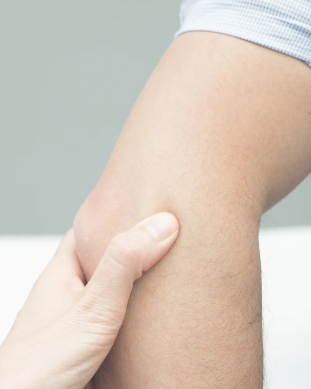 Examinarea clinică a cotului — policele medicului palpând epicondilul lateral