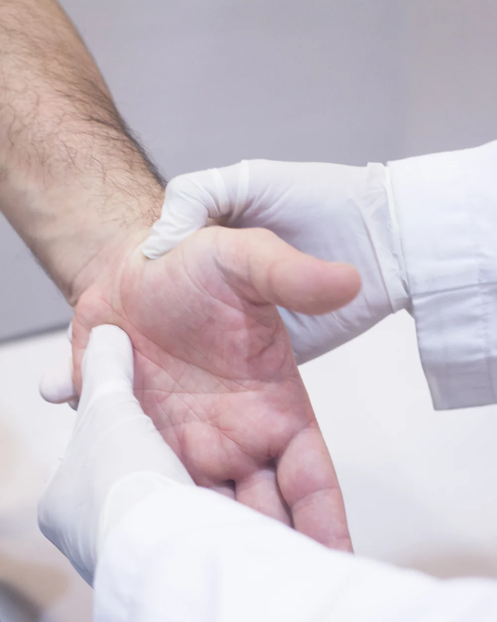Examinarea clinică a mâinii — palparea eminenței tenare și a feței palmare a pumnului